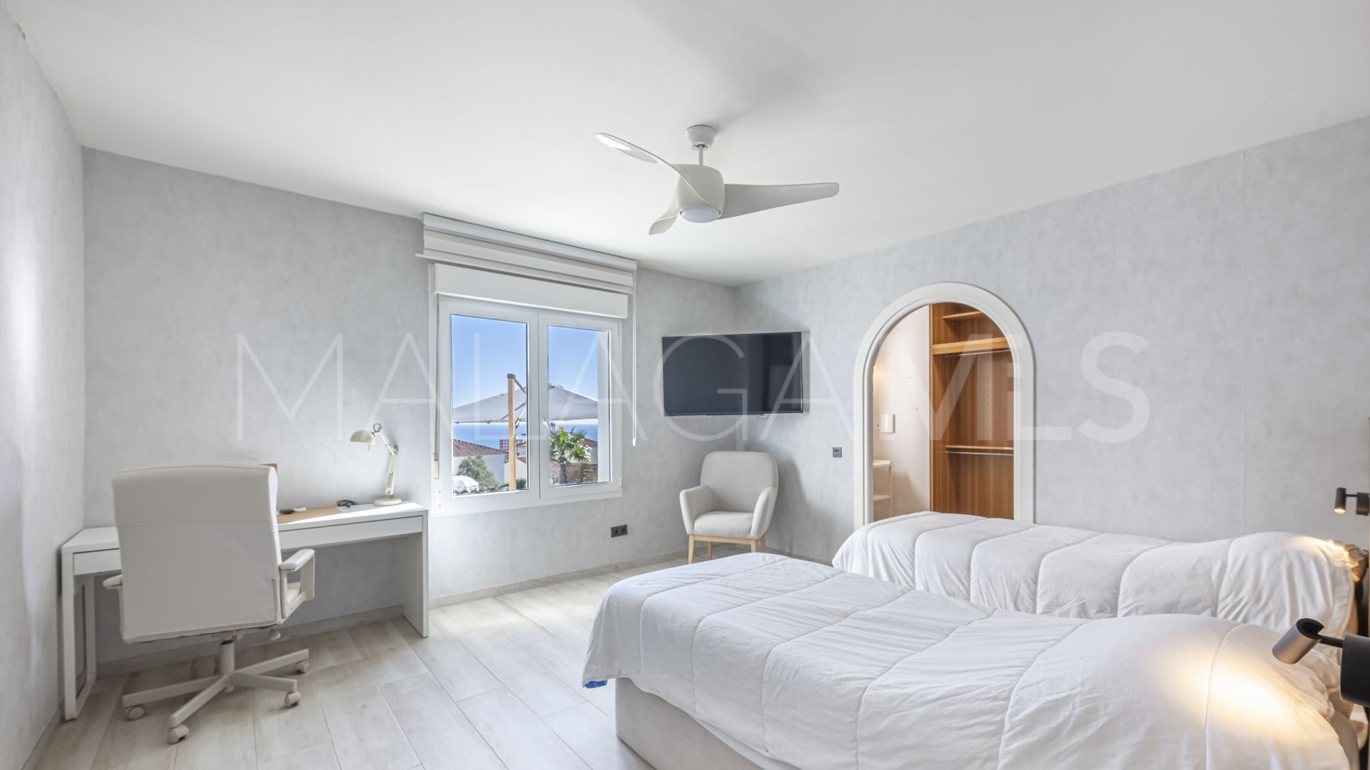 Villa for sale in La Duquesa