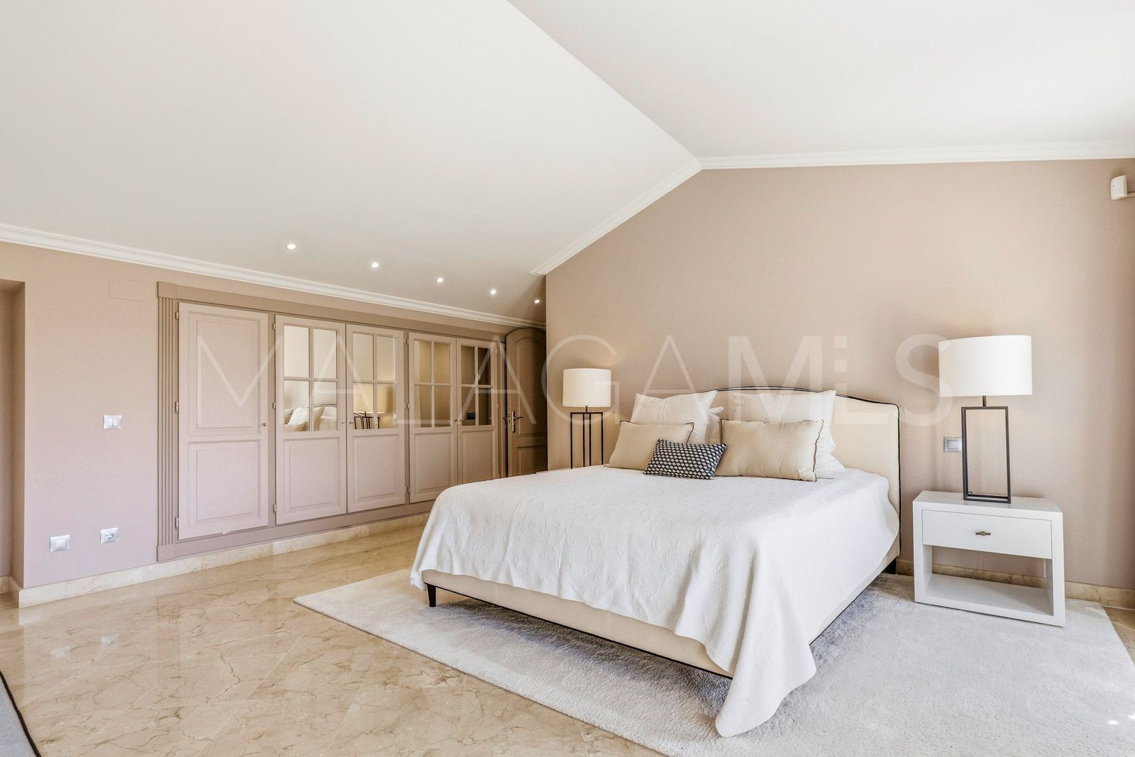 Buy duplex penthouse in Las Alamandas