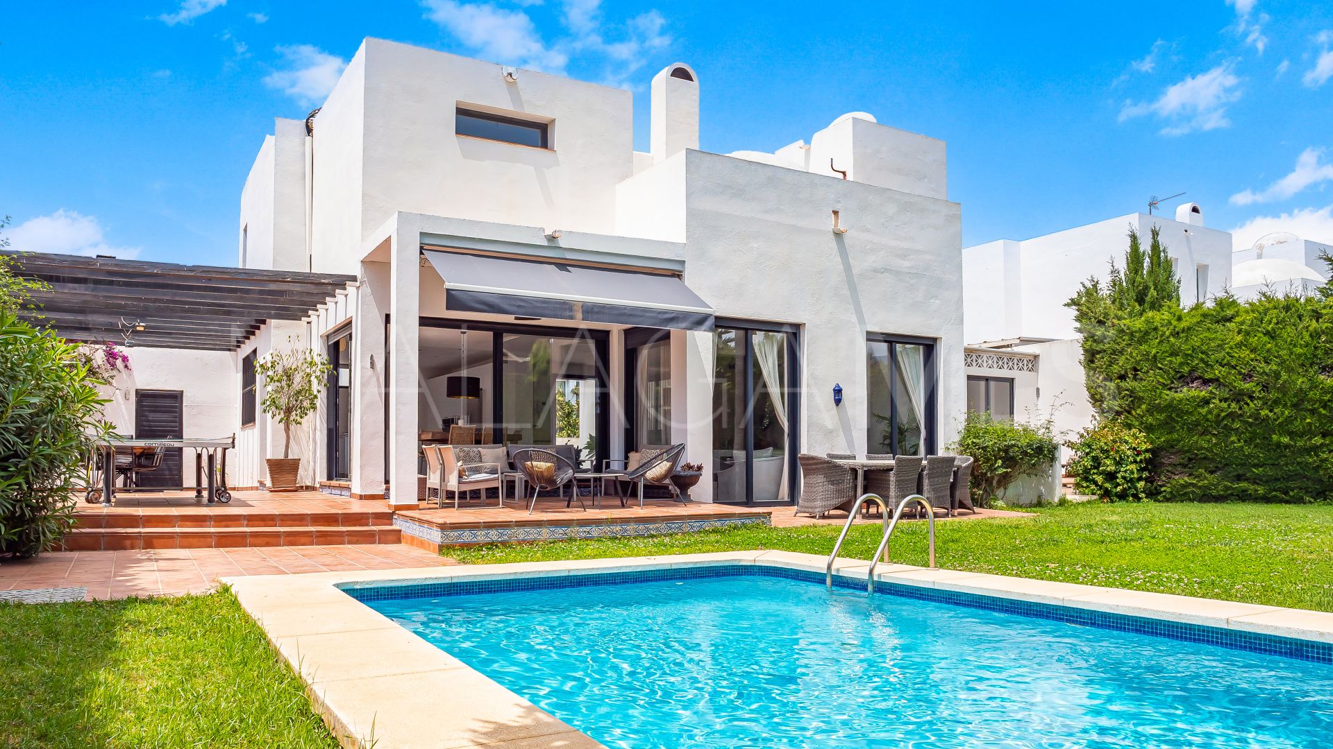Villa for sale in Nueva Andalucia
