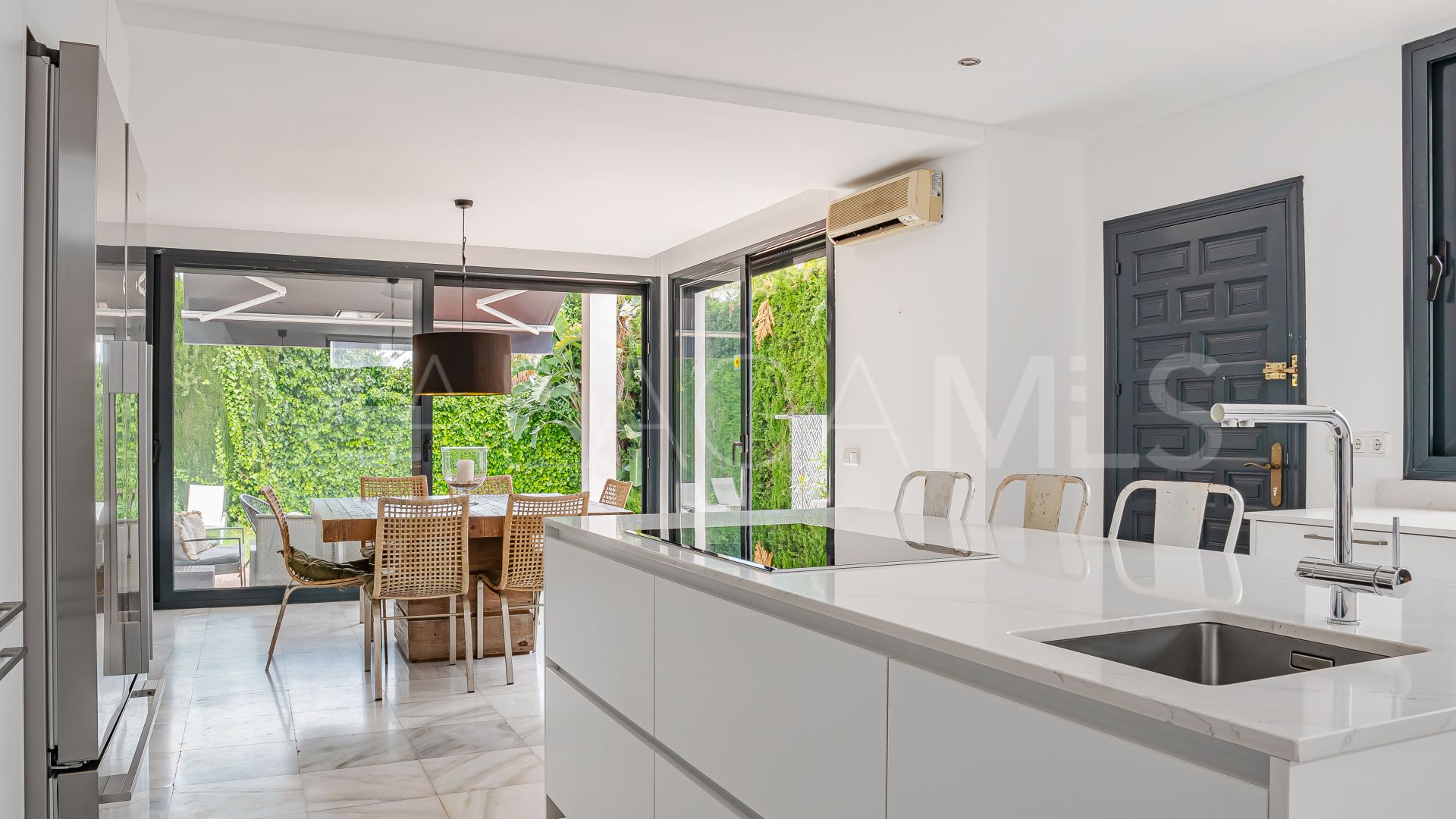 Villa for sale in Nueva Andalucia