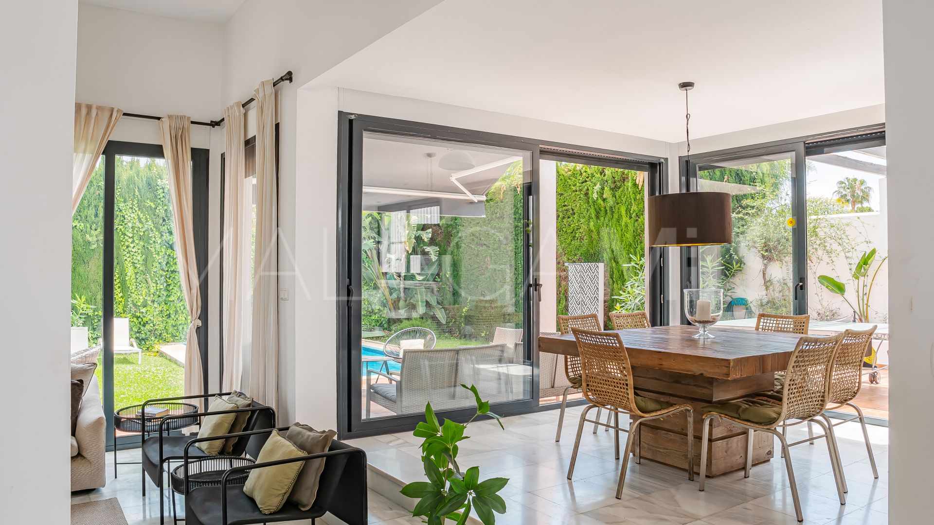 Villa for sale in Nueva Andalucia