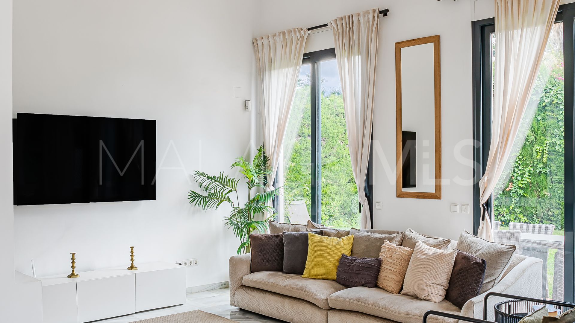 Villa for sale in Nueva Andalucia