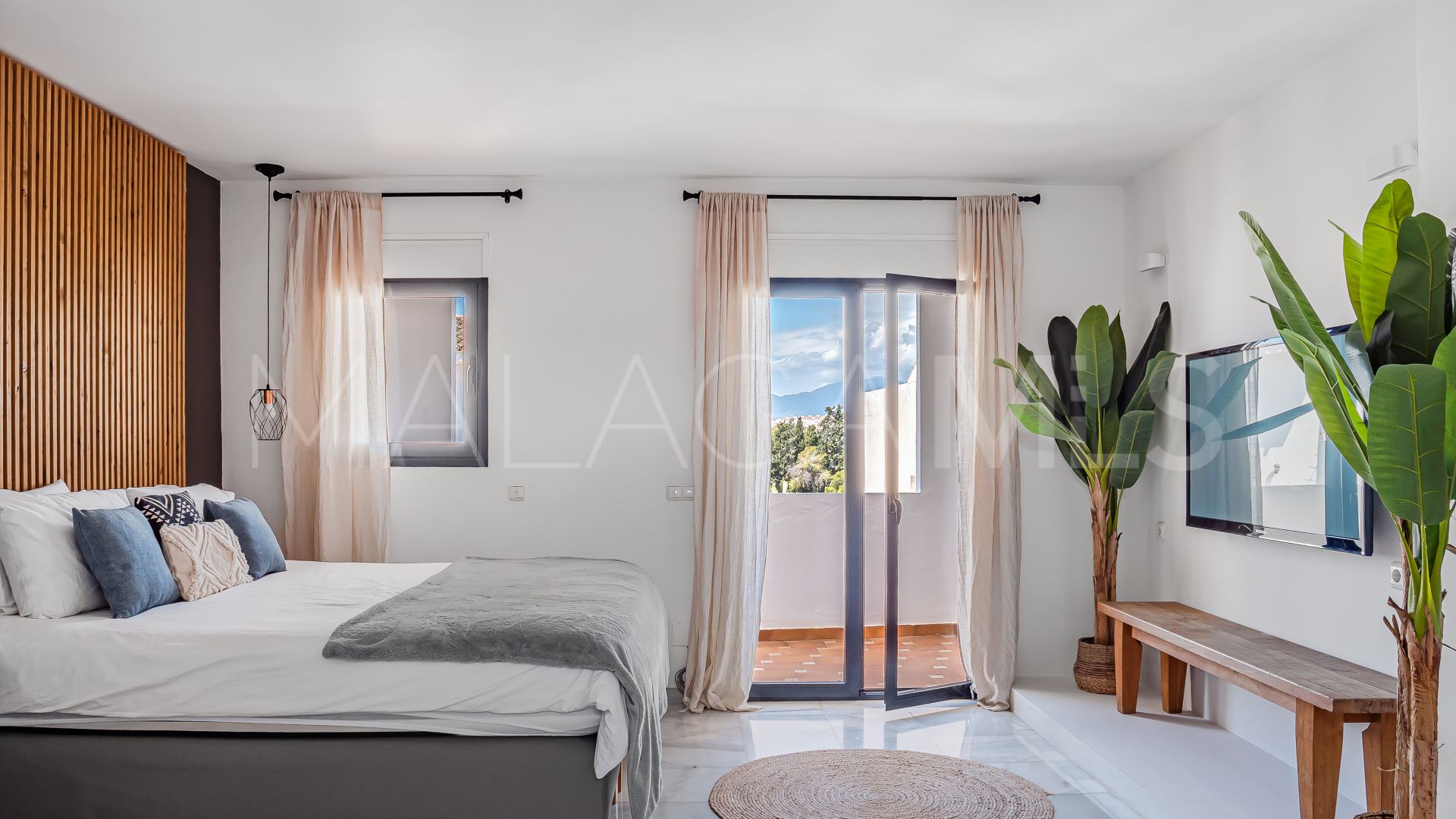 Villa for sale in Nueva Andalucia
