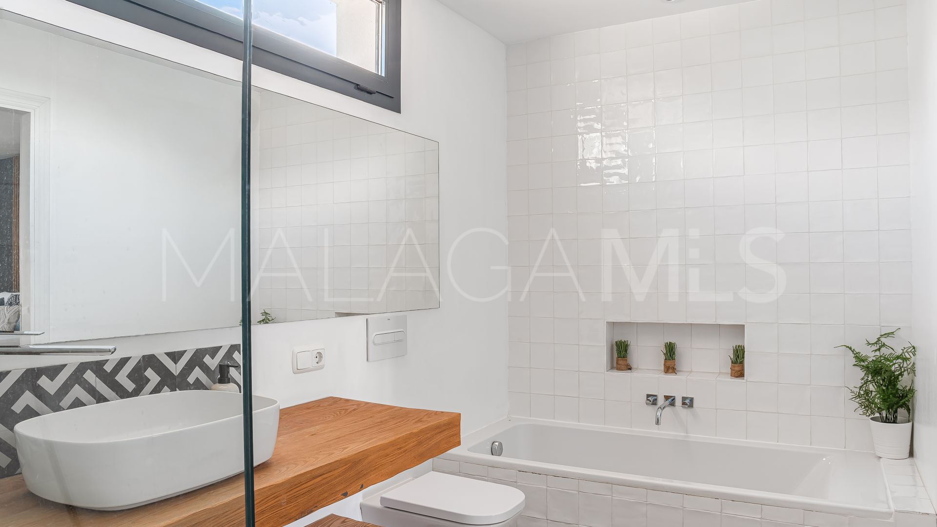 Villa for sale in Nueva Andalucia