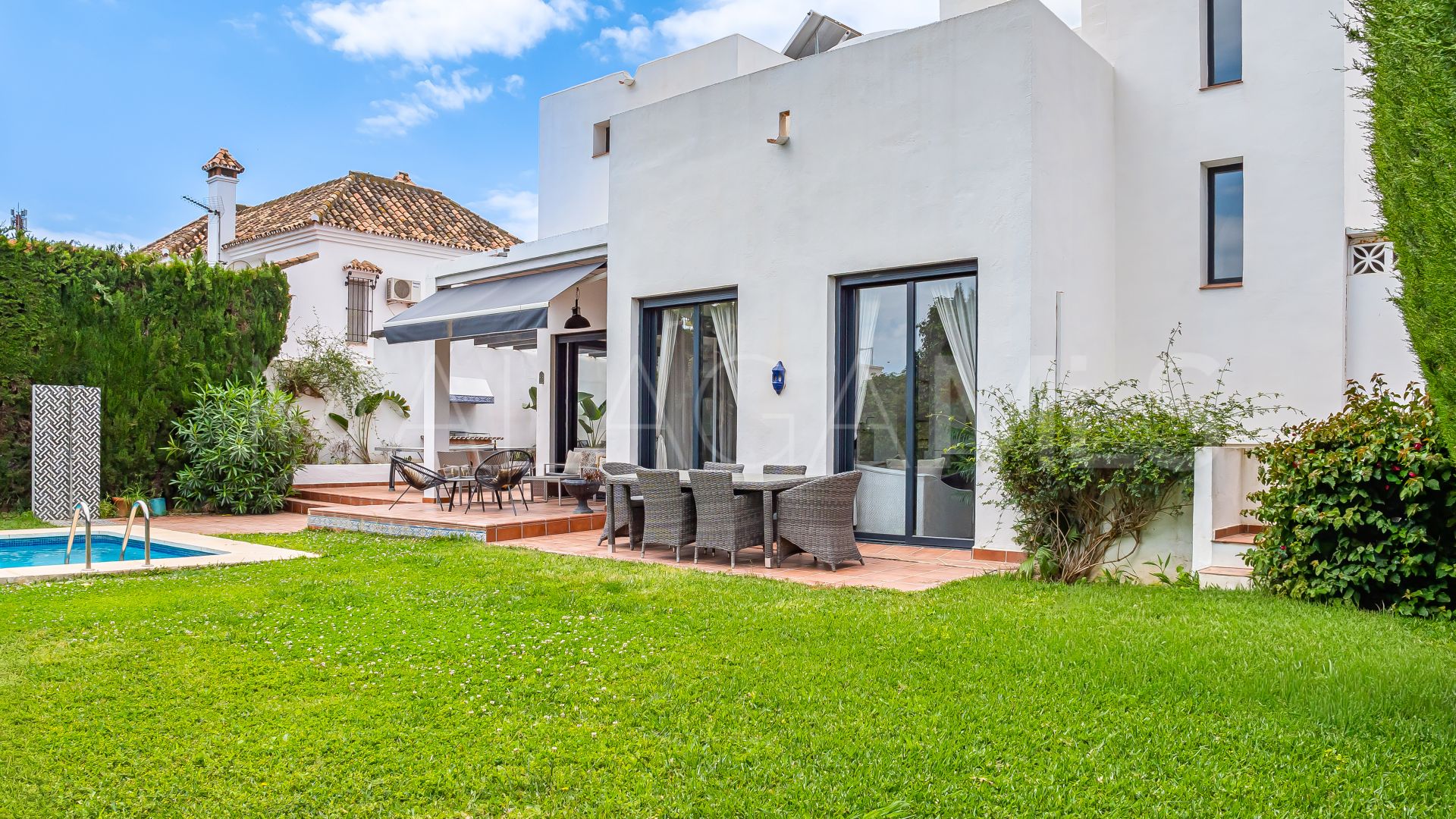 Villa for sale in Nueva Andalucia