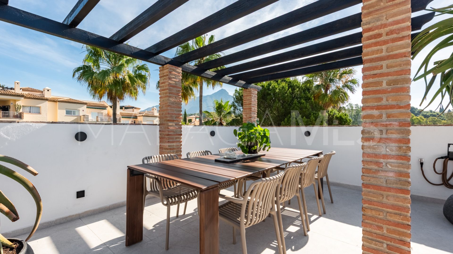 Duplex penthouse for sale in Nueva Andalucia with 3 bedrooms