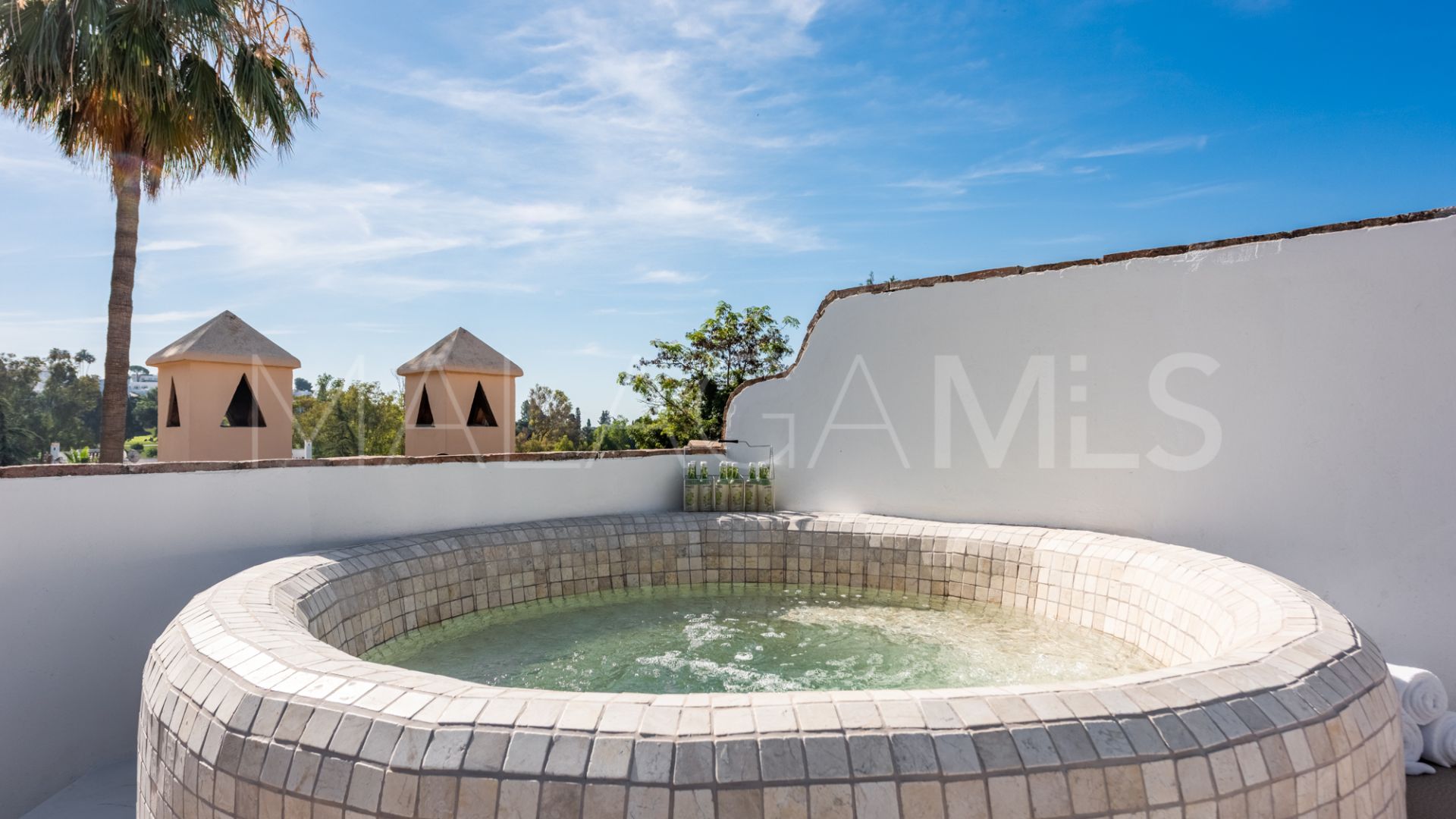 Duplex penthouse for sale in Nueva Andalucia with 3 bedrooms