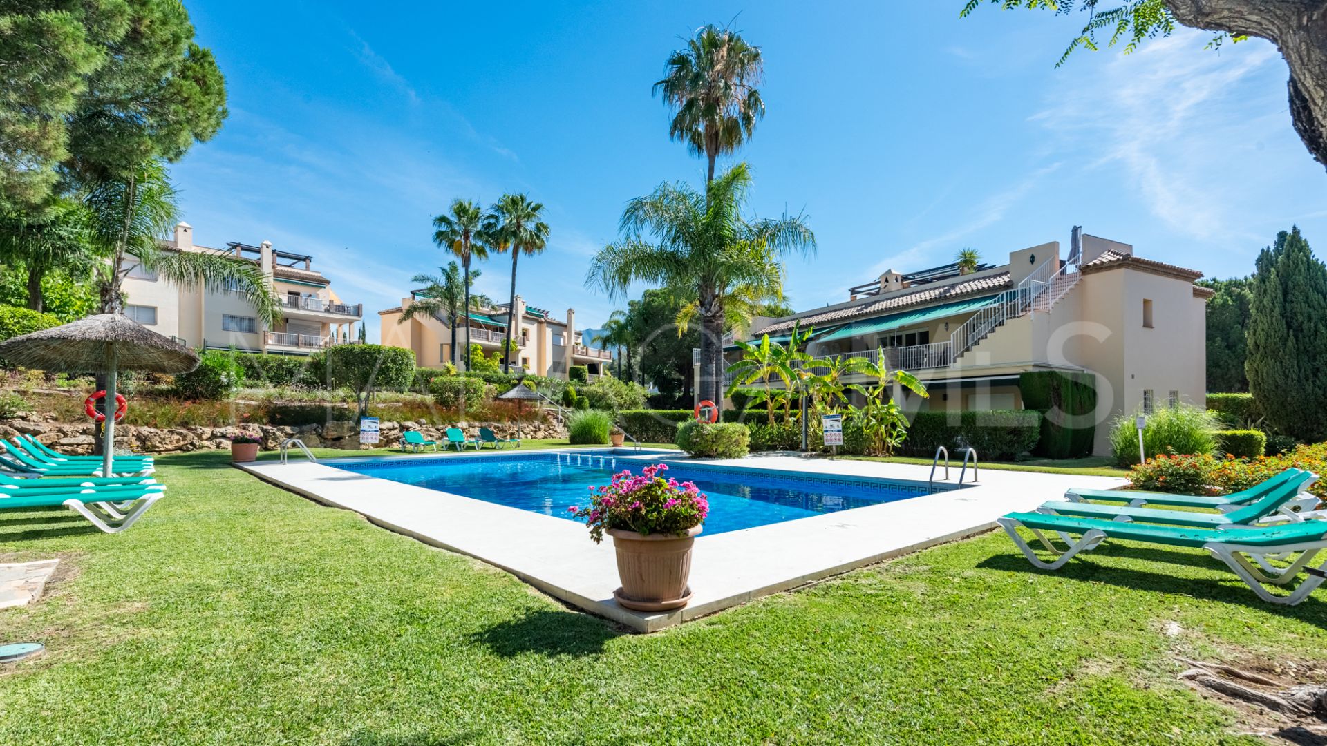 Duplex penthouse for sale in Nueva Andalucia with 3 bedrooms