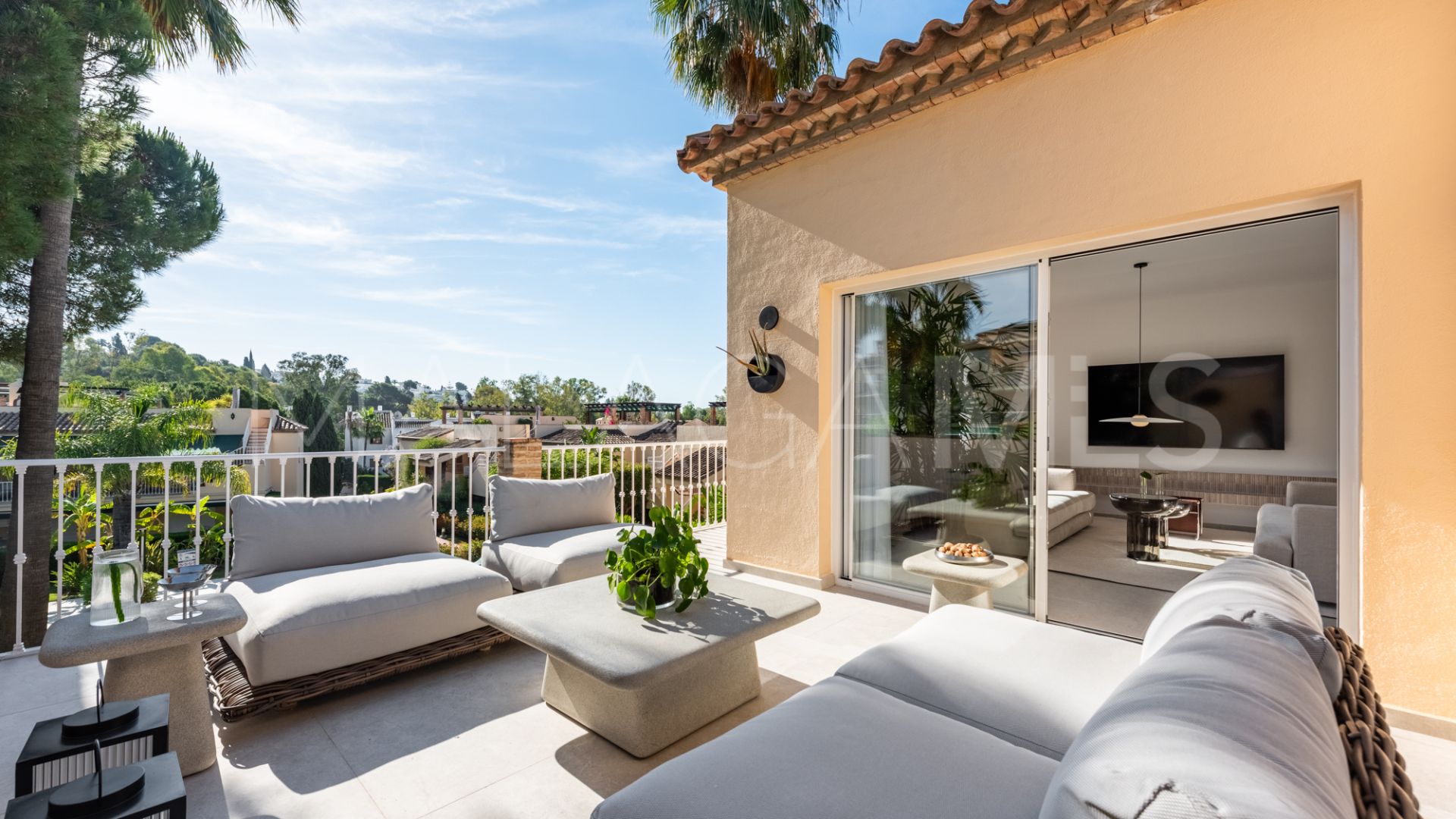 Duplex penthouse for sale in Nueva Andalucia with 3 bedrooms
