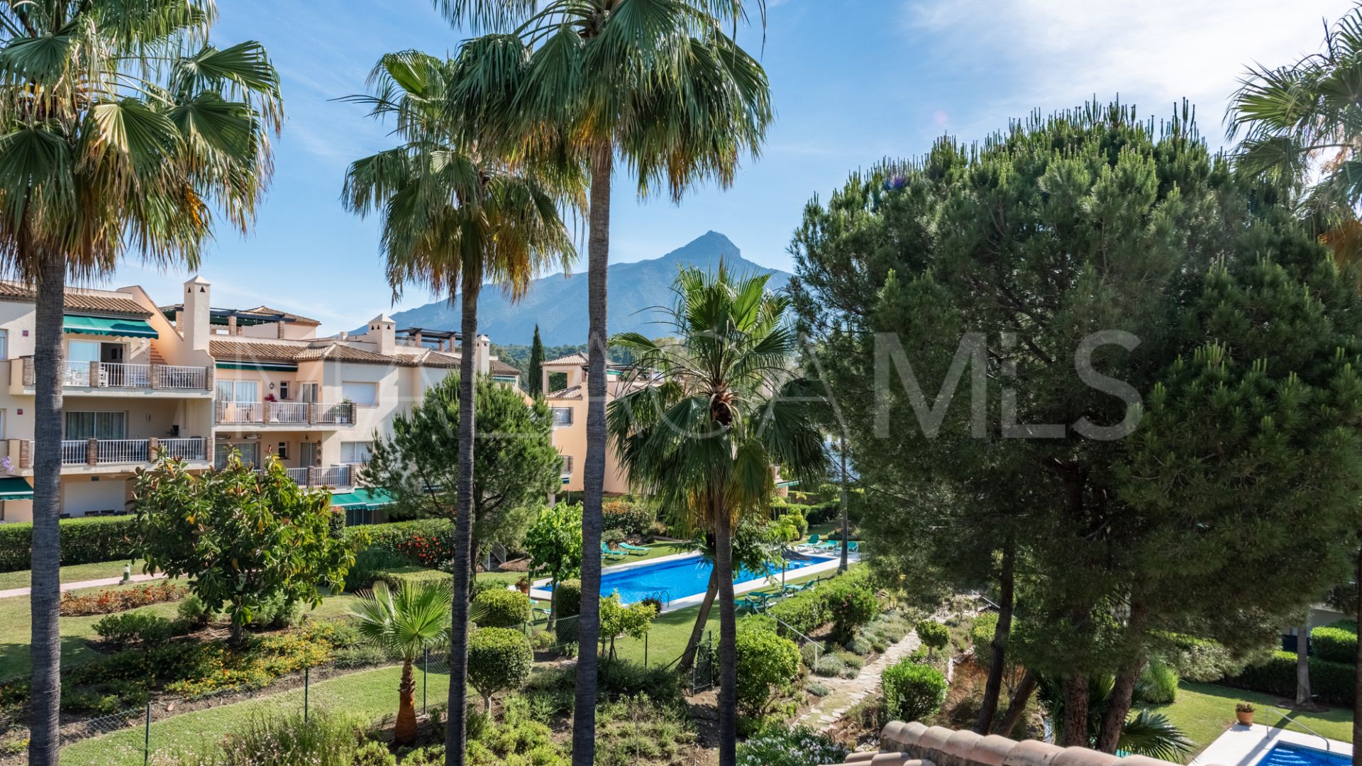Duplex penthouse for sale in Nueva Andalucia with 3 bedrooms