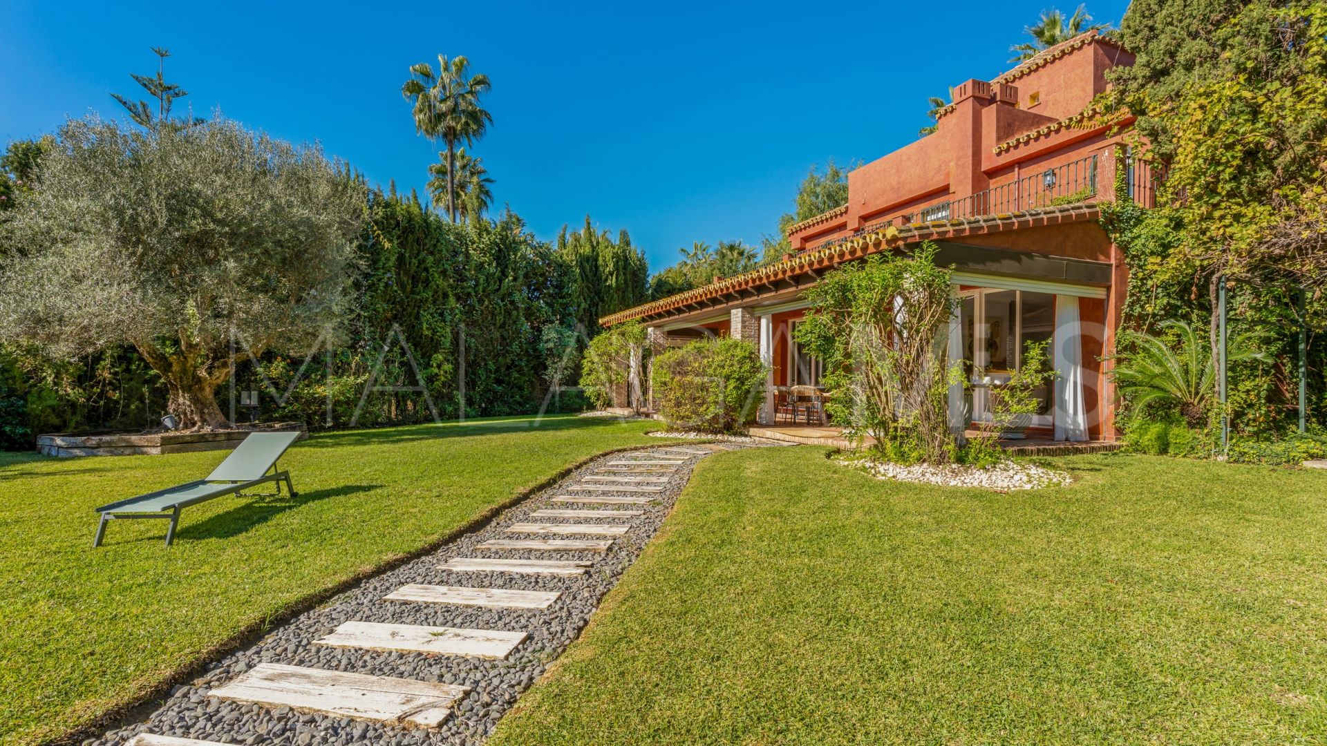 For sale villa in Nueva Andalucia with 6 bedrooms