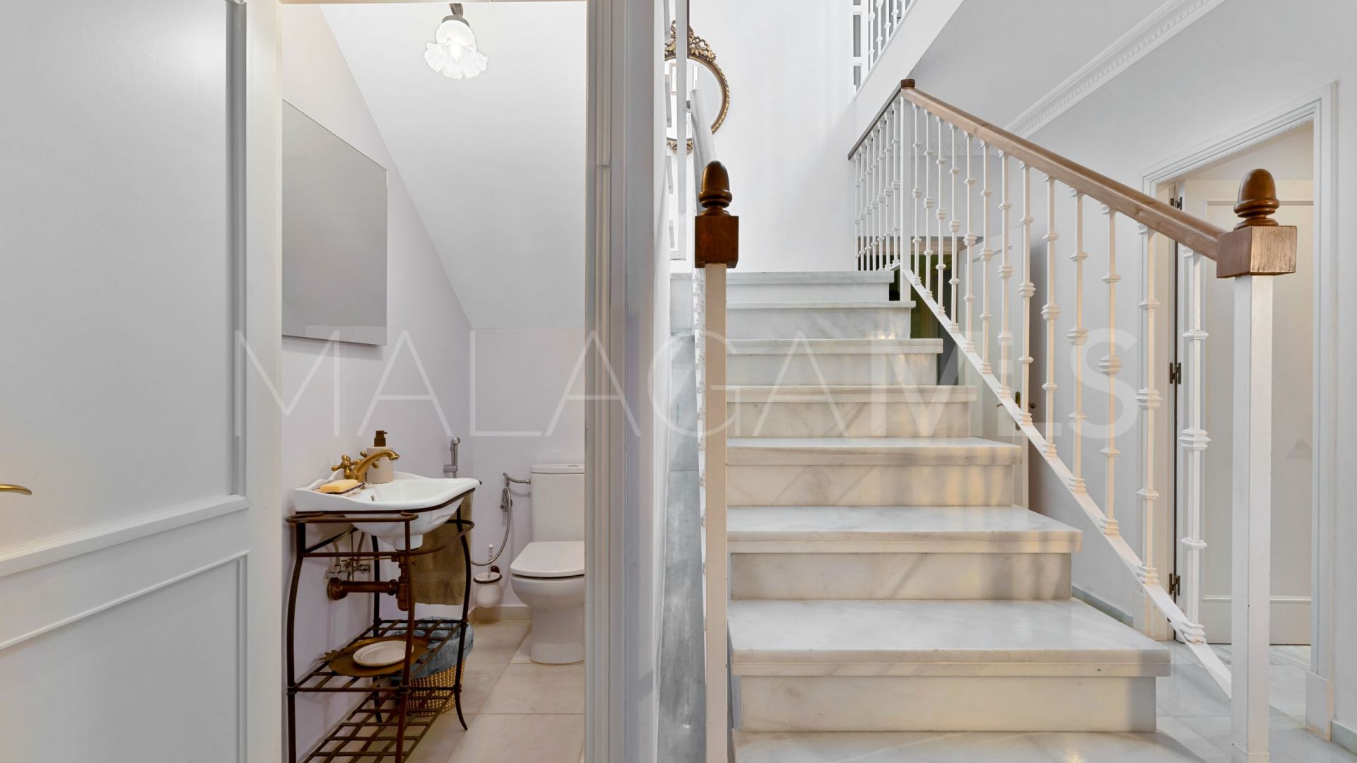 For sale villa in Nueva Andalucia with 6 bedrooms