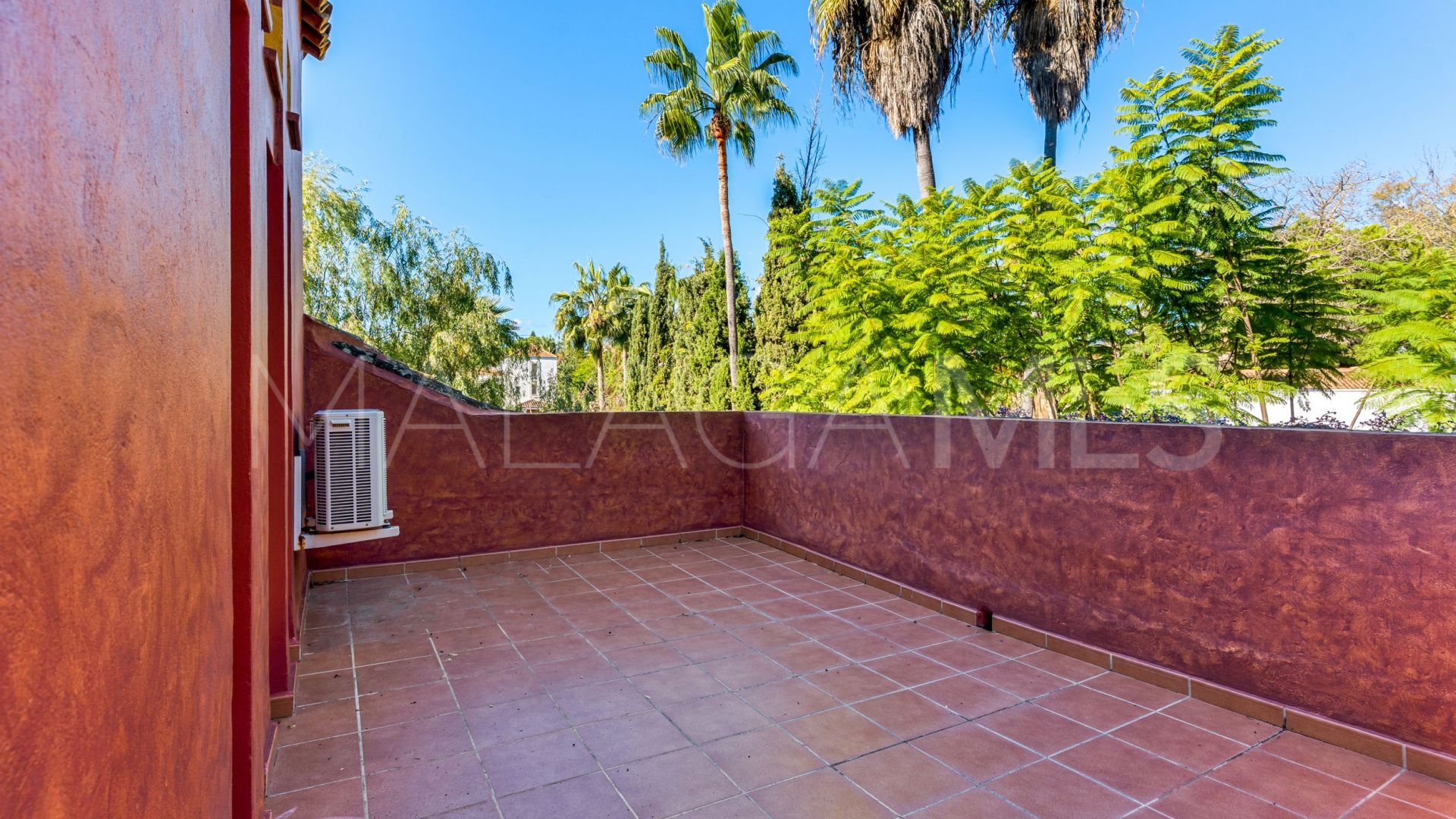 For sale villa in Nueva Andalucia with 6 bedrooms