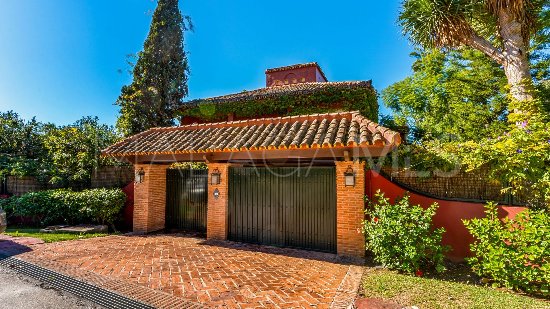 For sale villa in Nueva Andalucia with 6 bedrooms