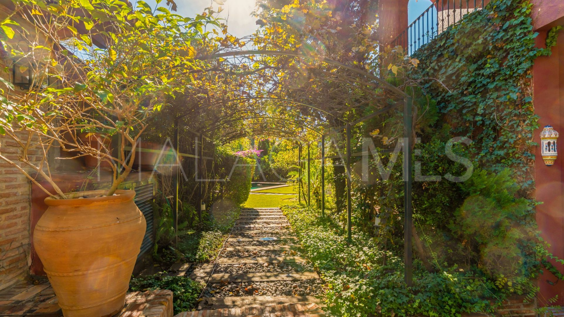 For sale villa in Nueva Andalucia with 6 bedrooms