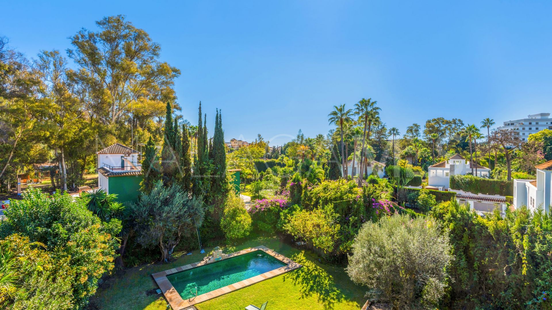 For sale villa in Nueva Andalucia with 6 bedrooms