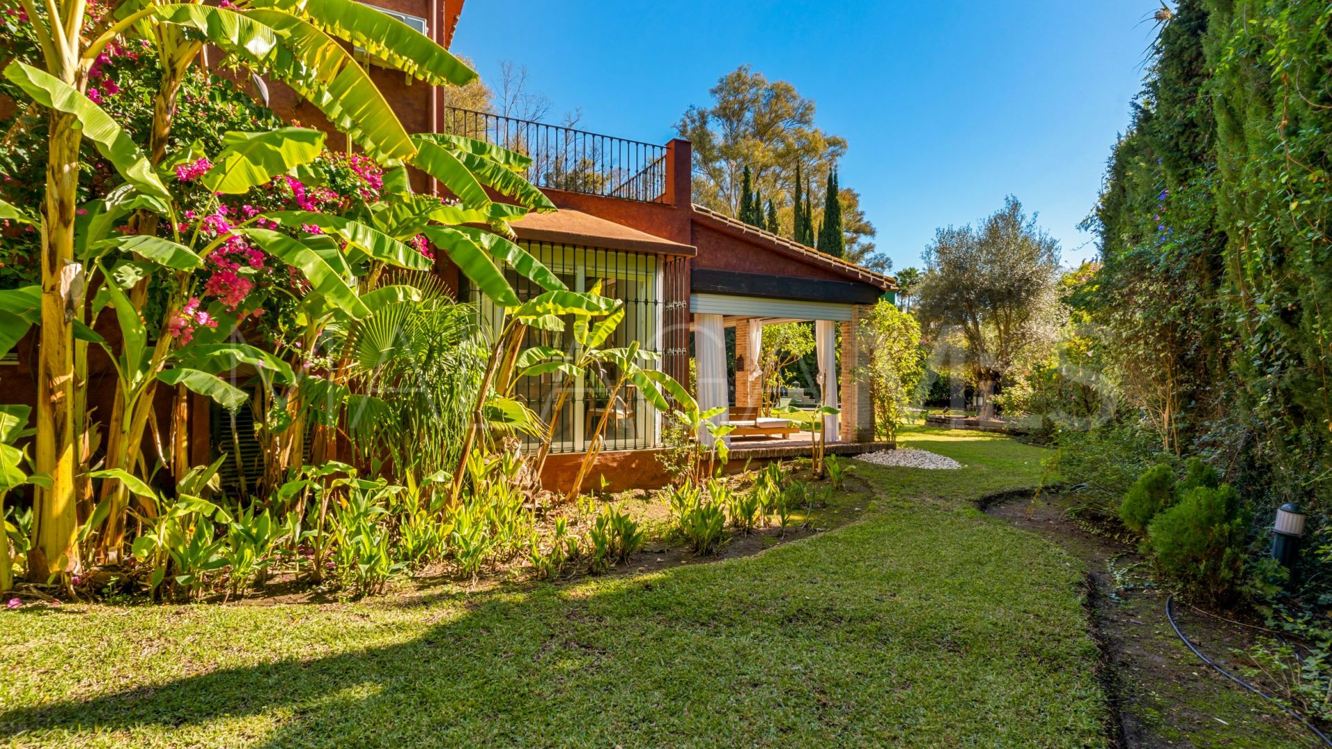 For sale villa in Nueva Andalucia with 6 bedrooms