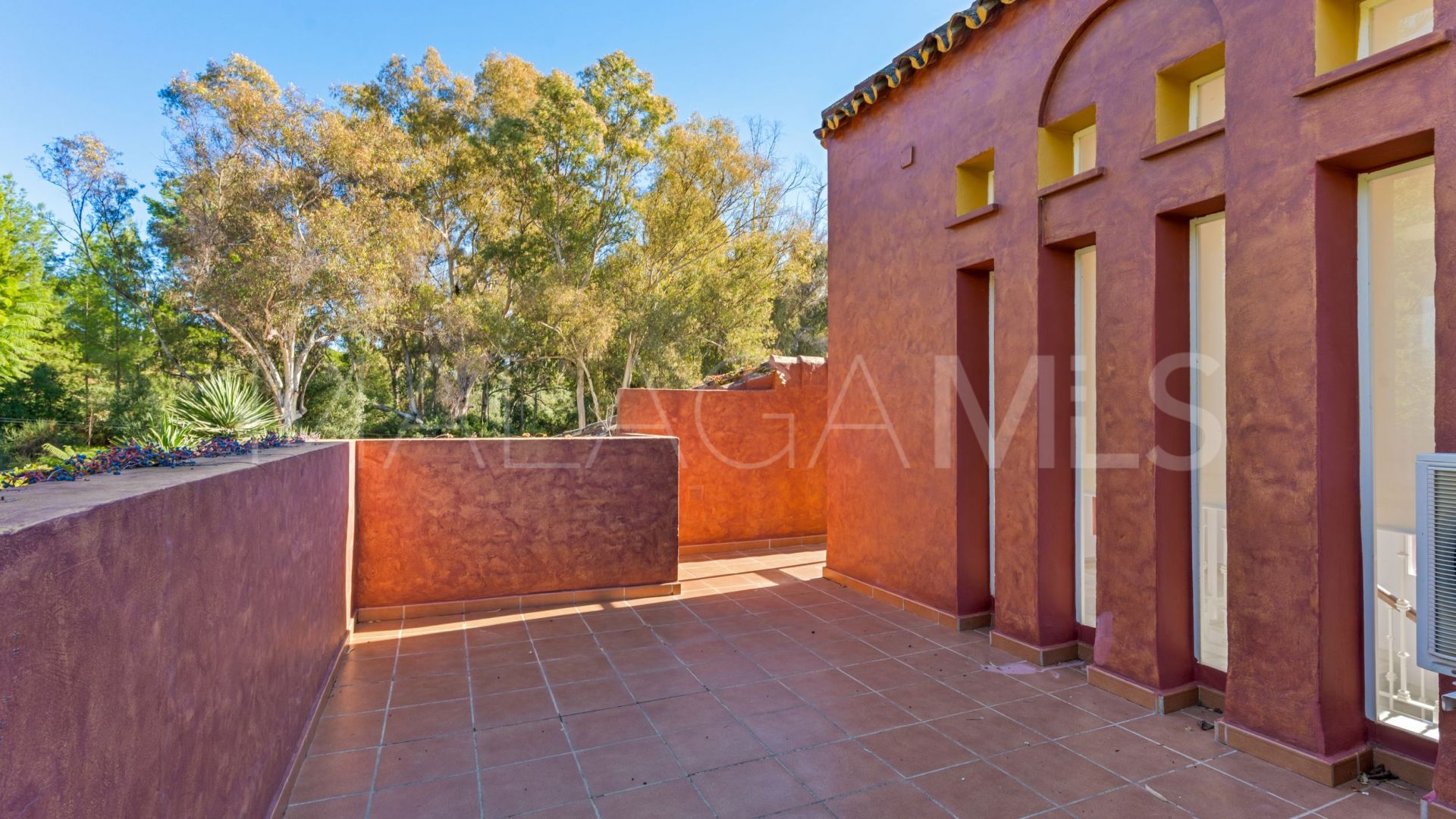 For sale villa in Nueva Andalucia with 6 bedrooms