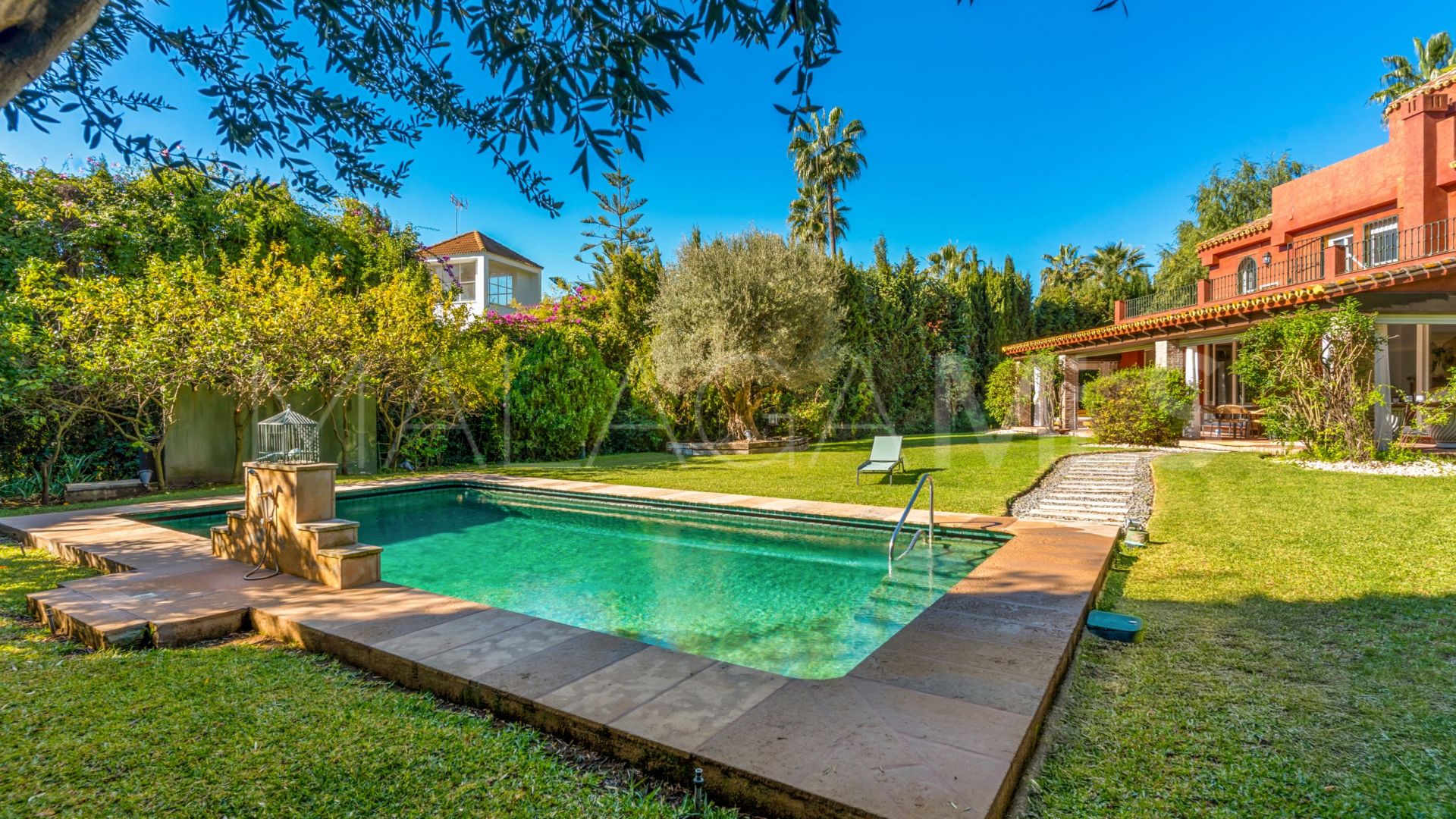 For sale villa in Nueva Andalucia with 6 bedrooms