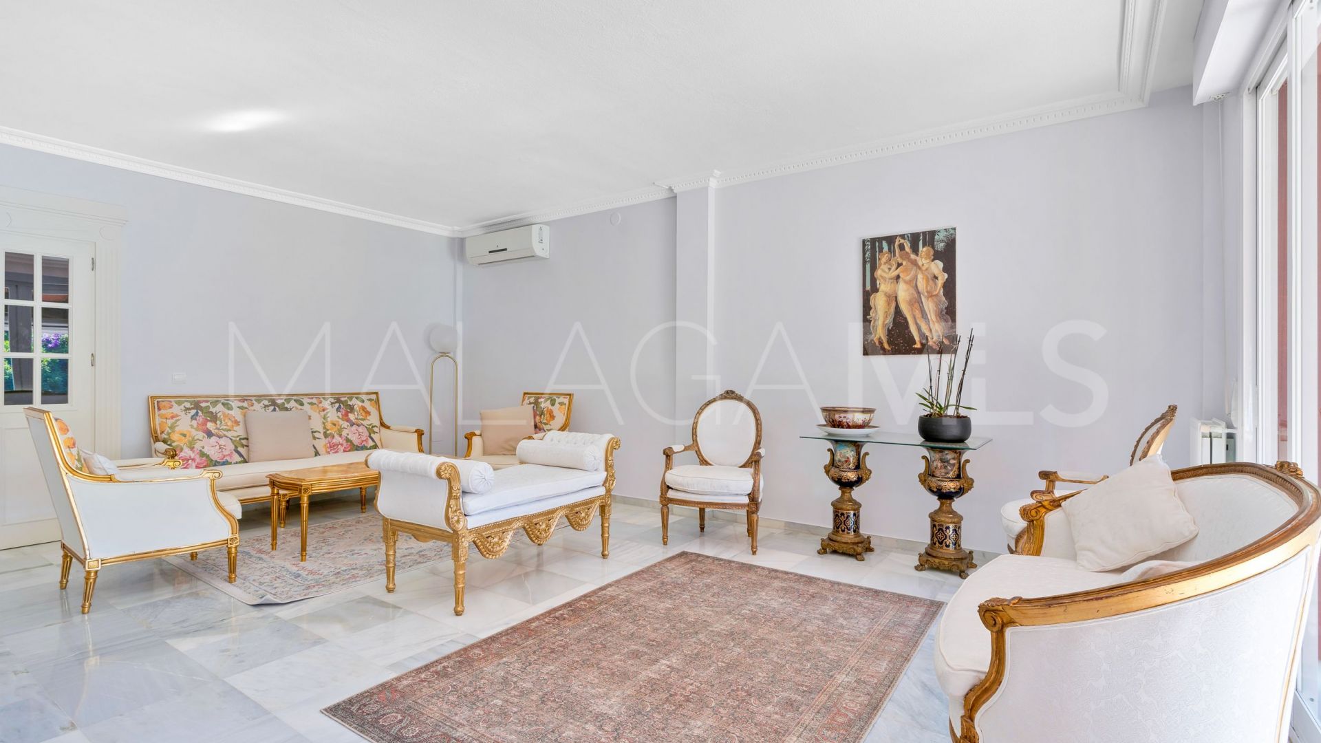 For sale villa in Nueva Andalucia with 6 bedrooms