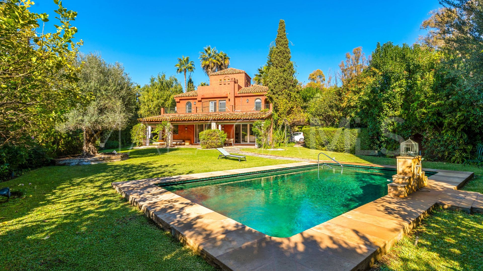 For sale villa in Nueva Andalucia with 6 bedrooms