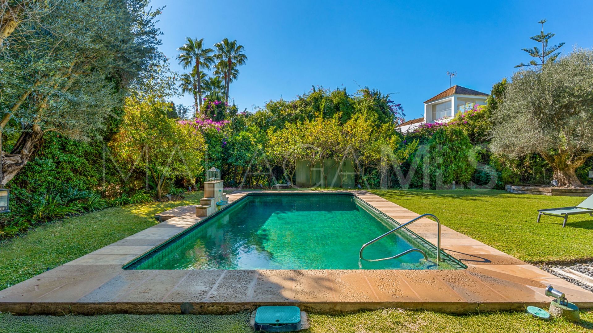 For sale villa in Nueva Andalucia with 6 bedrooms