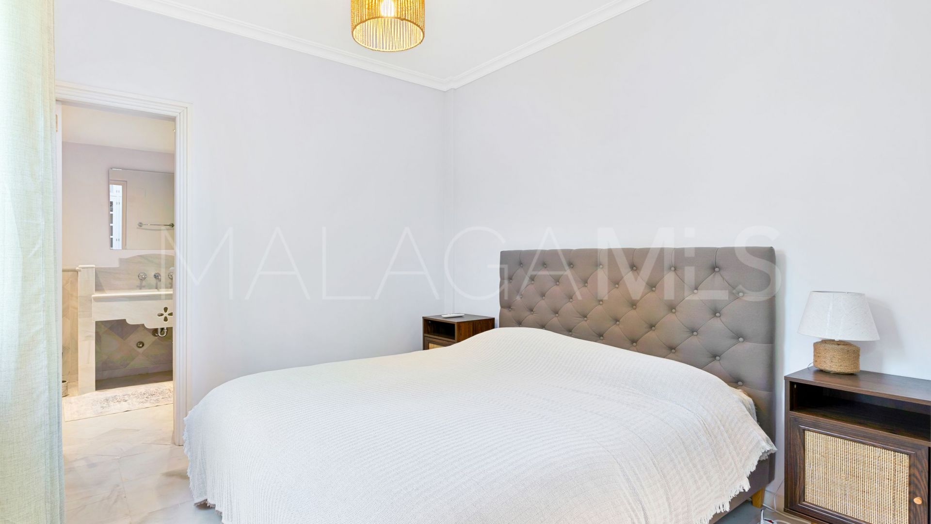 For sale villa in Nueva Andalucia with 6 bedrooms