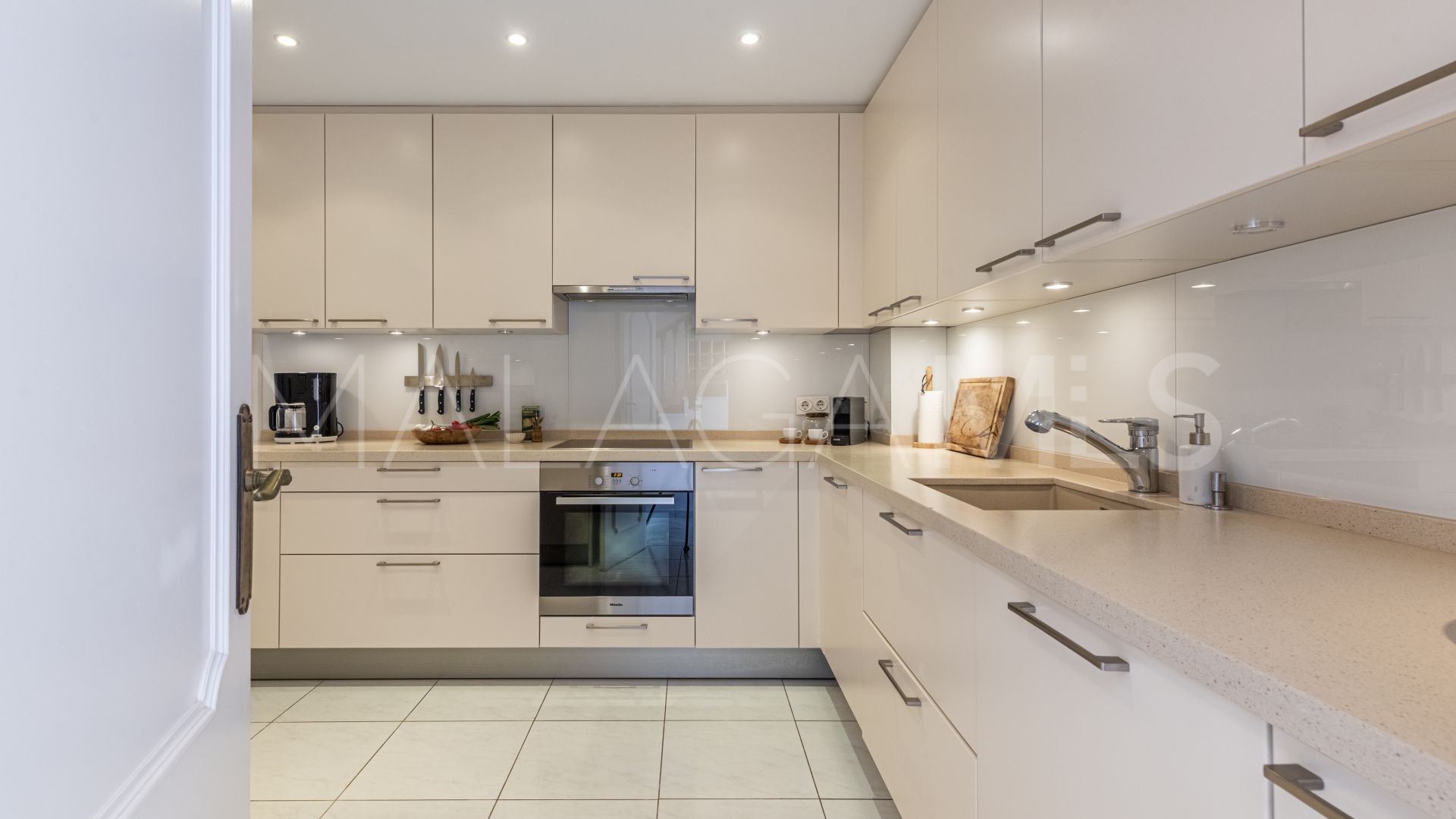 Villa for sale in Elviria