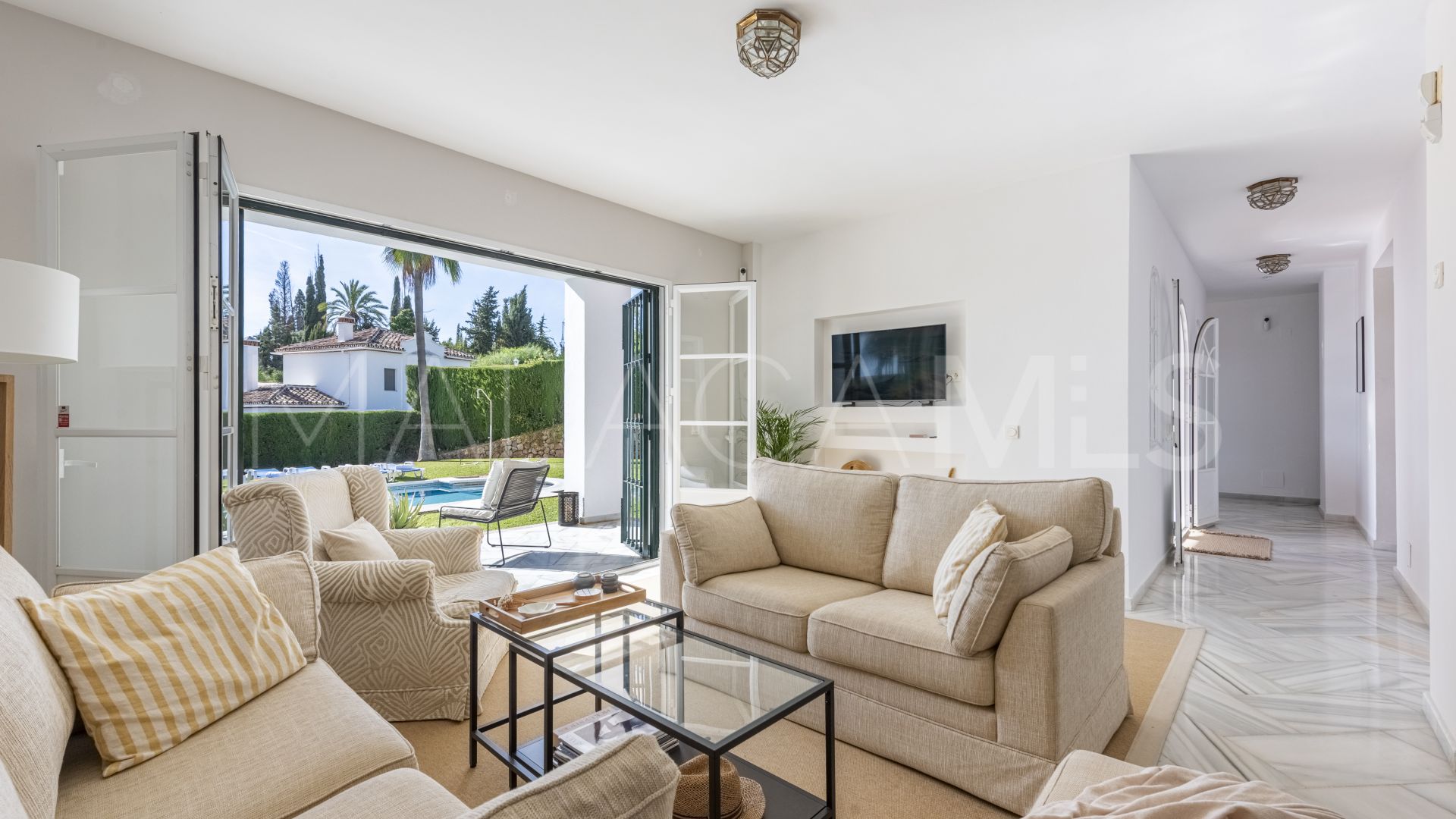 Villa for sale in Elviria