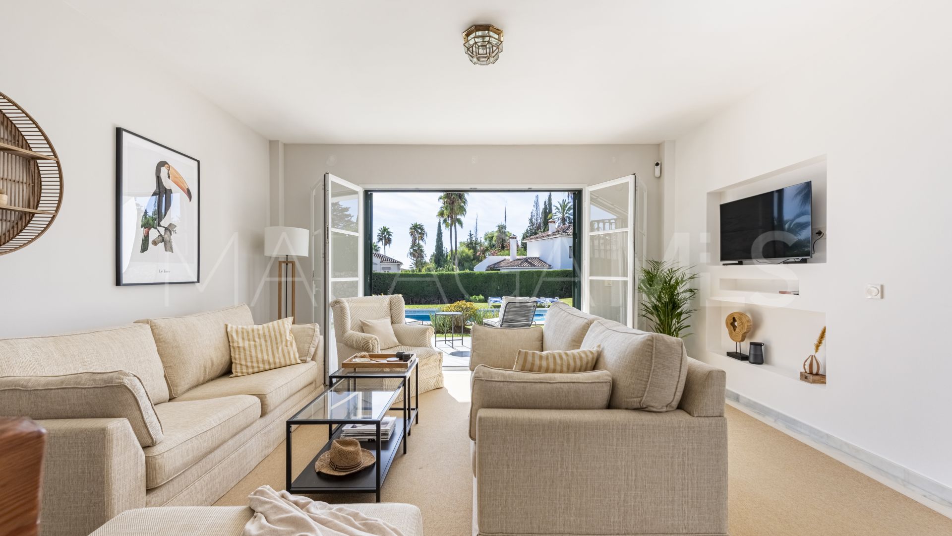 Villa for sale in Elviria