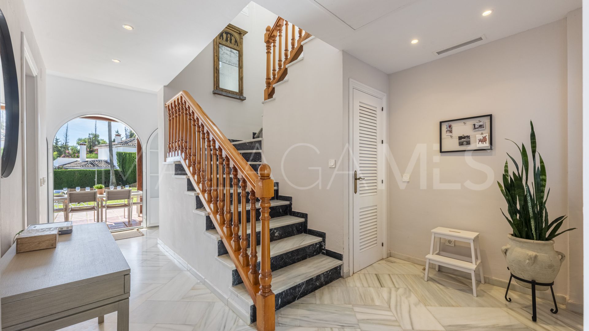 Villa for sale in Elviria