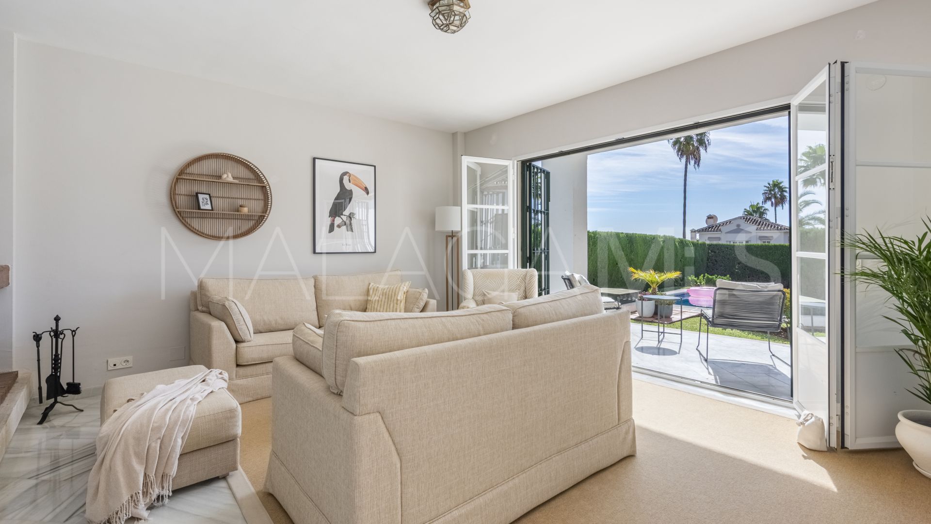 Villa for sale in Elviria