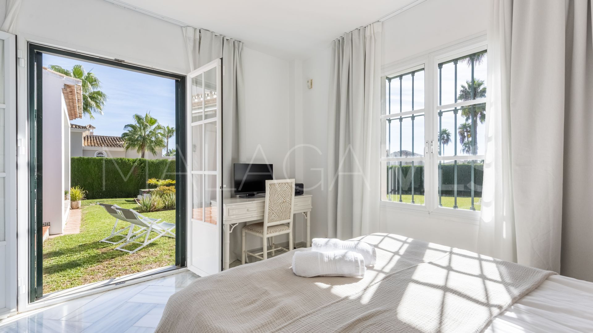 Villa for sale in Elviria