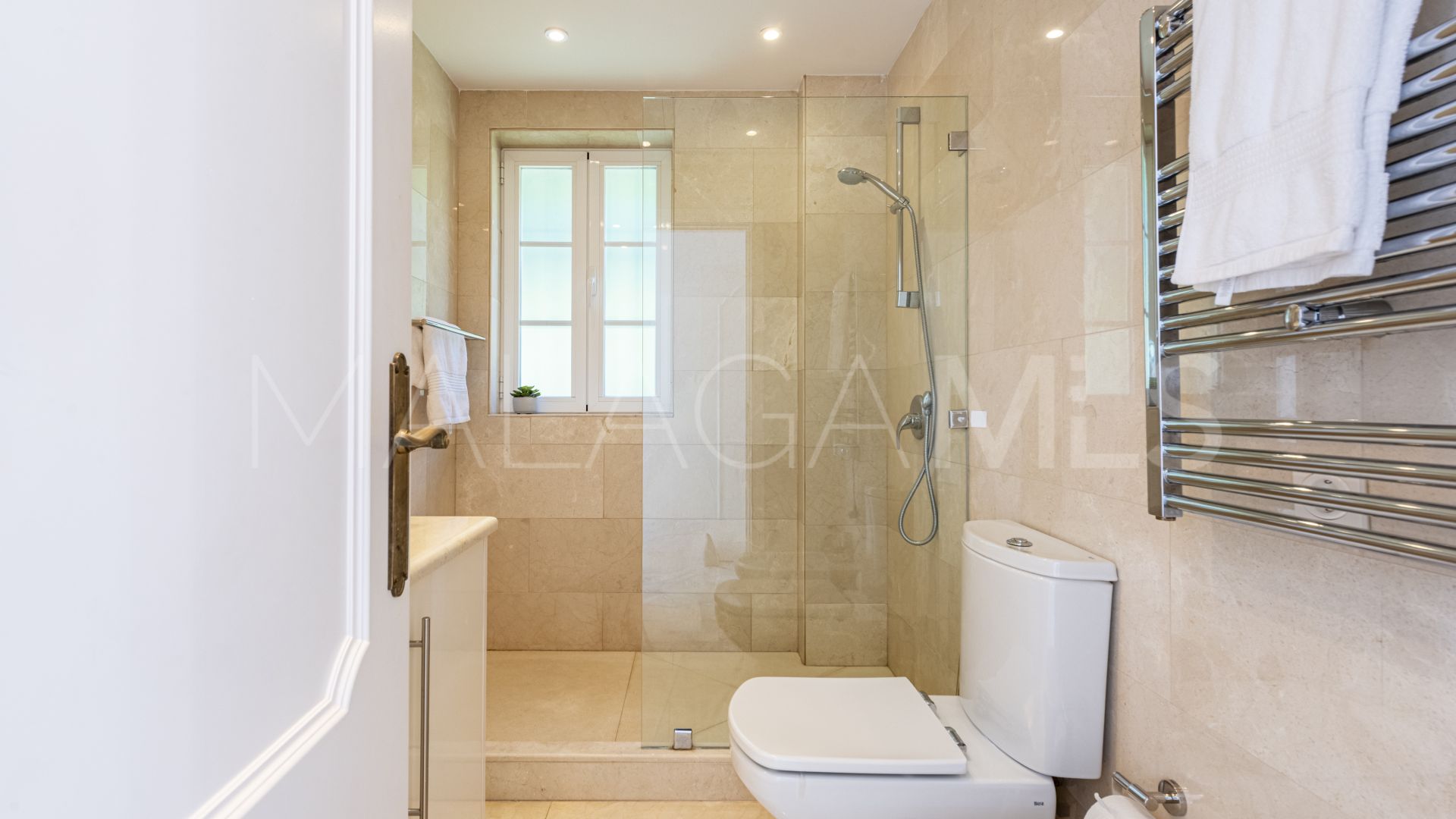 Villa for sale in Elviria