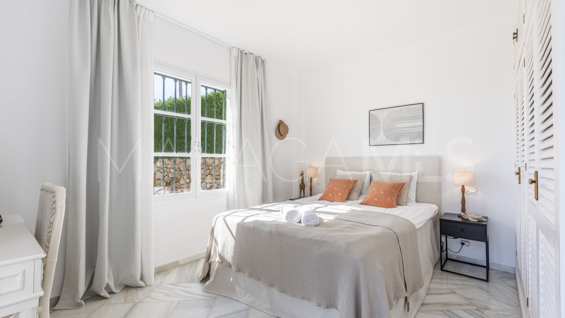 Villa for sale in Elviria