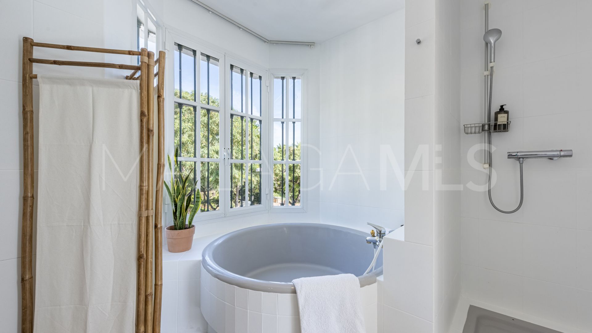 Villa for sale in Elviria