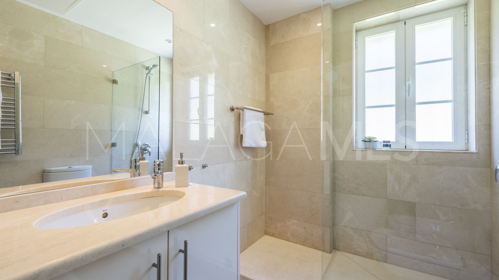 Villa for sale in Elviria