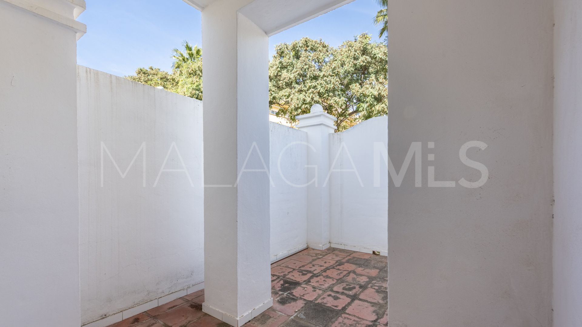 Villa for sale in Elviria