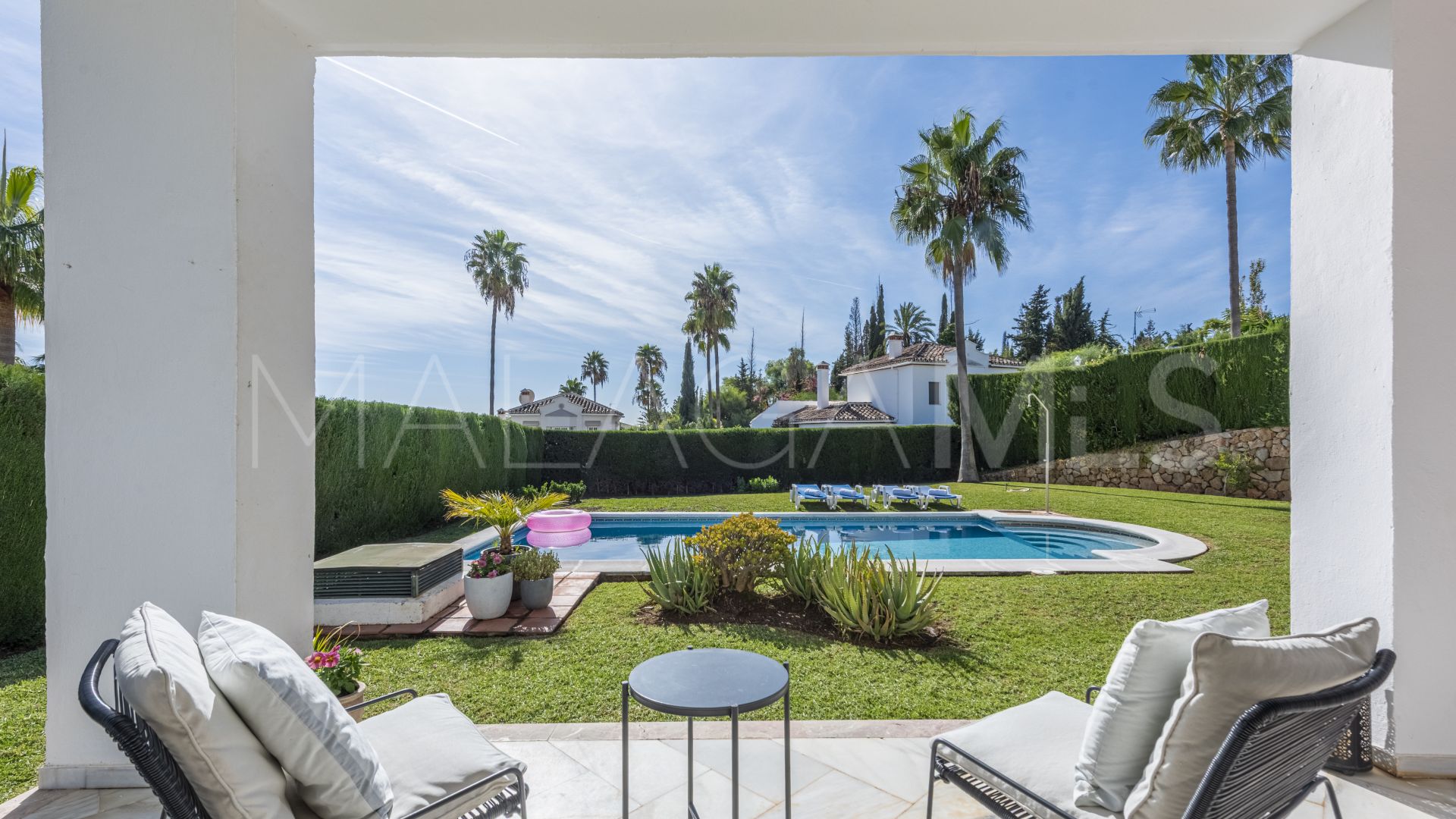 Villa for sale in Elviria