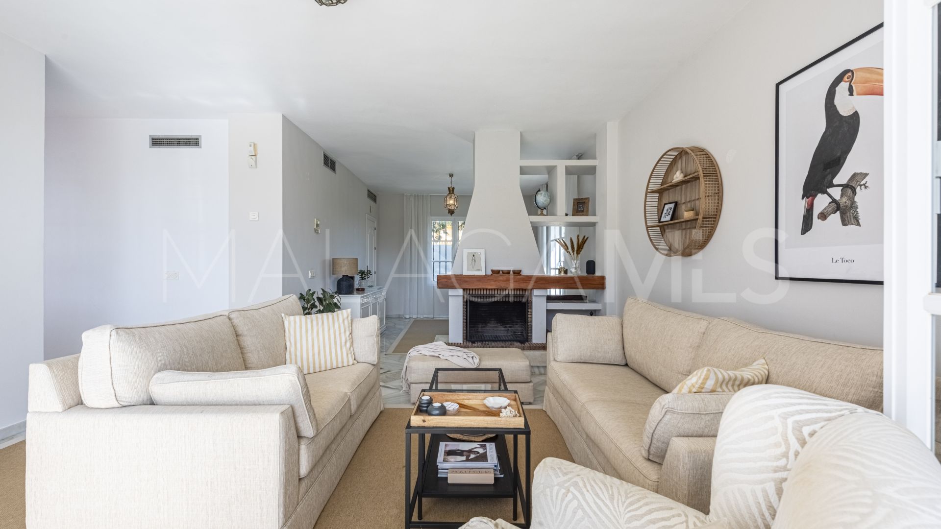 Villa for sale in Elviria