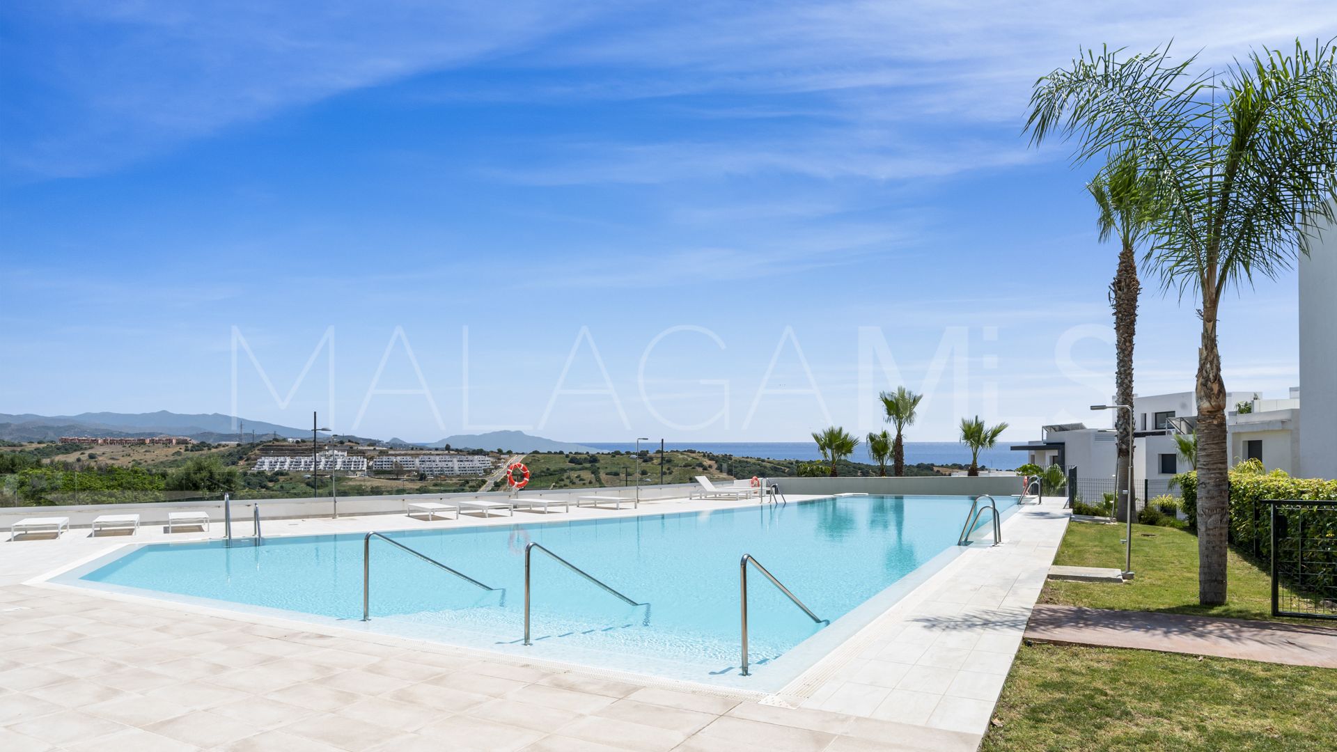 For sale ground floor apartment in Estepona Golf