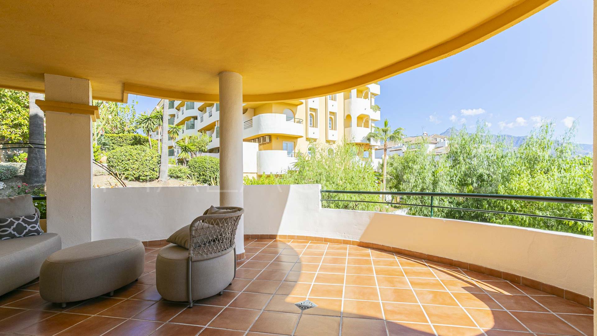 Ground floor duplex for sale in Señorio de Aloha