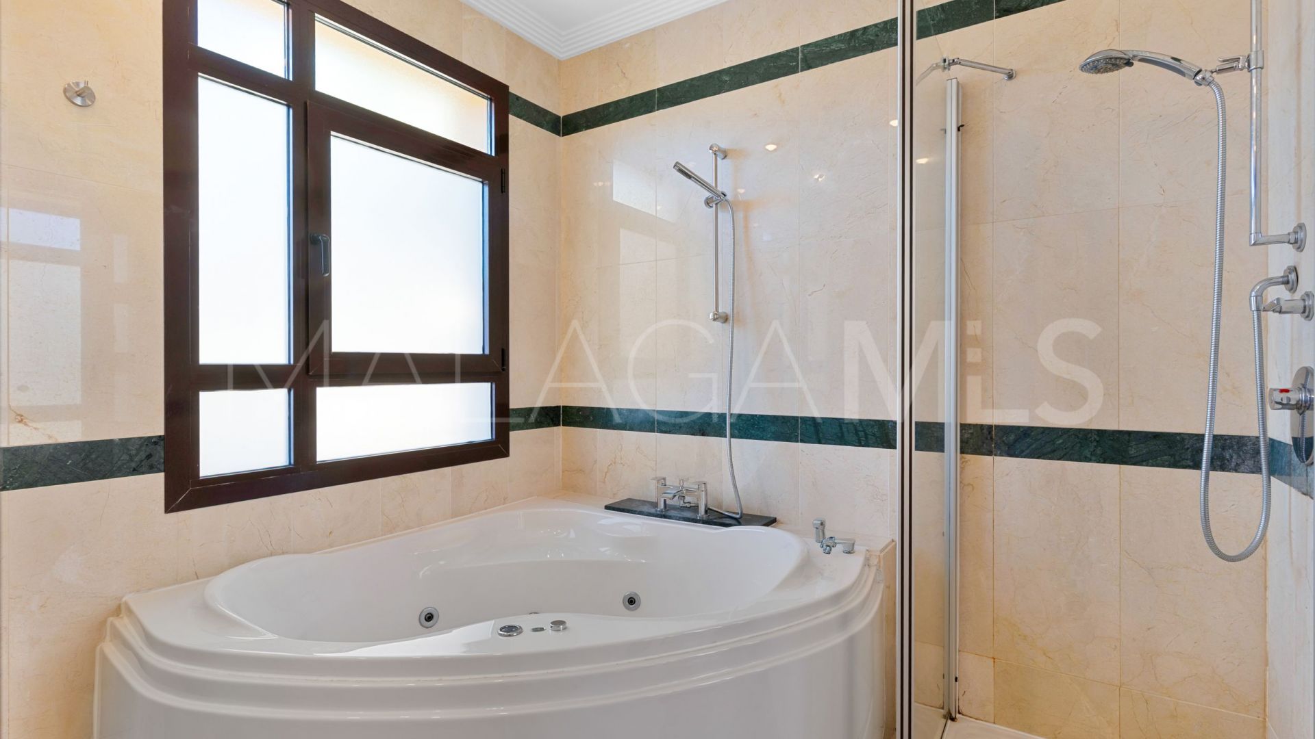 Bungalow for sale in Bahia de Banus