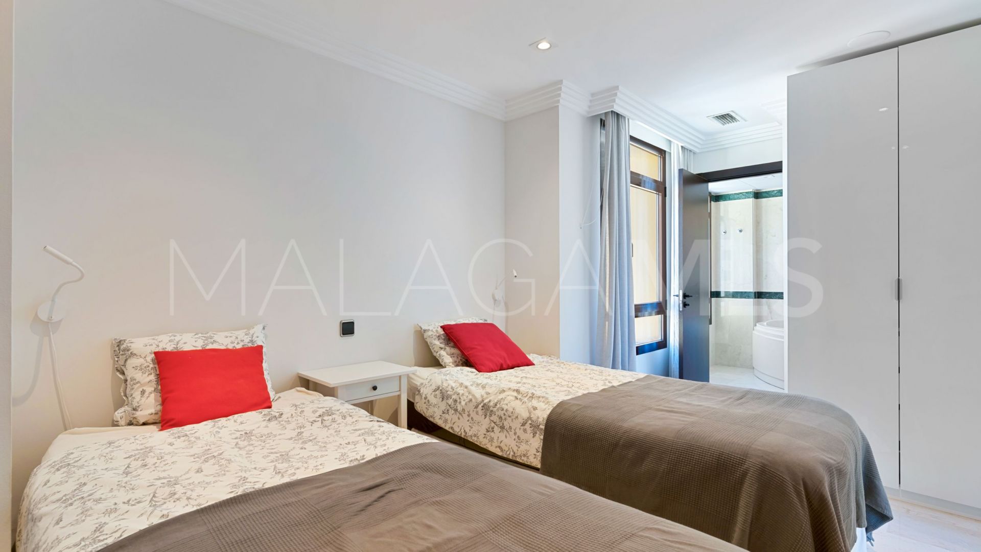 Bungalow for sale in Bahia de Banus