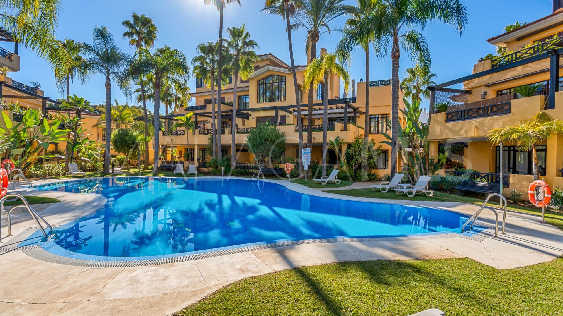 Bungalow for sale in Bahia de Banus