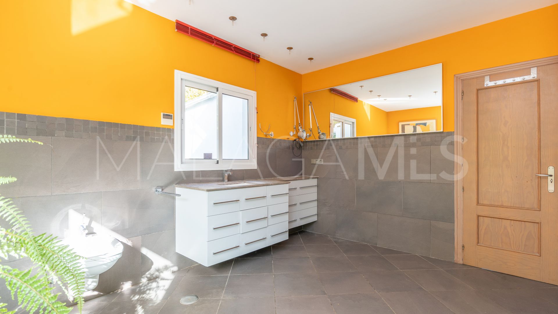 Villa for sale in Estepona