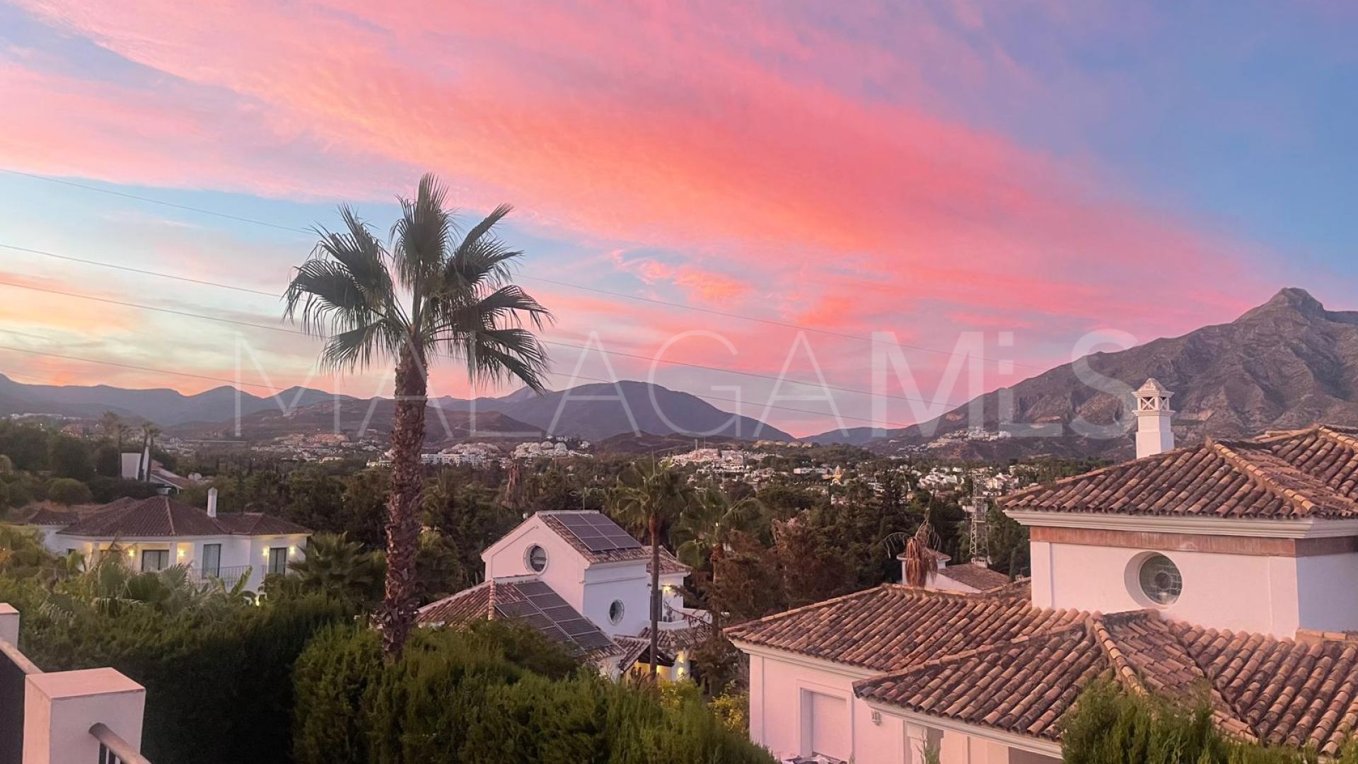 Villa for sale in Nueva Andalucia