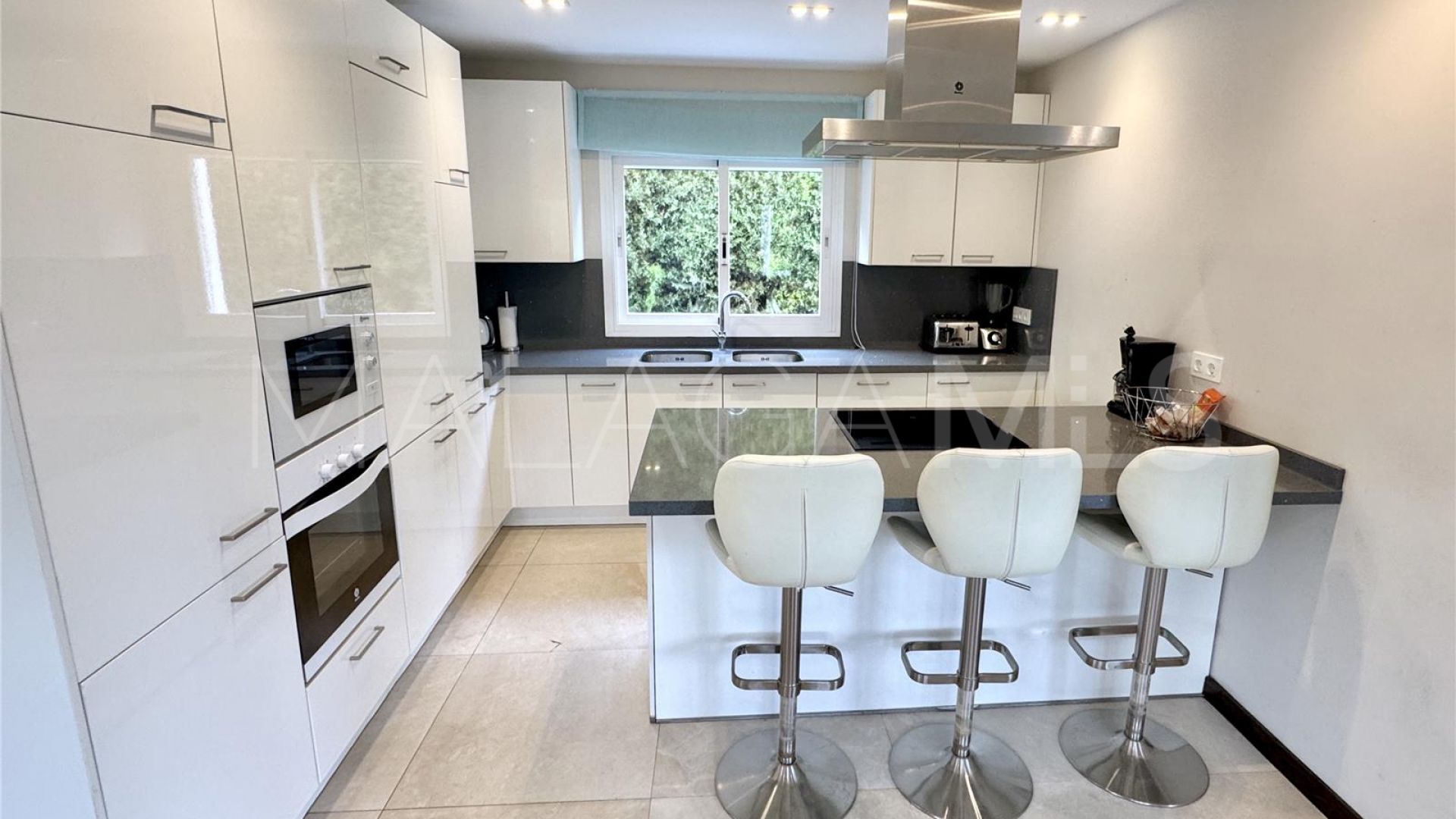 Villa for sale in Nueva Andalucia