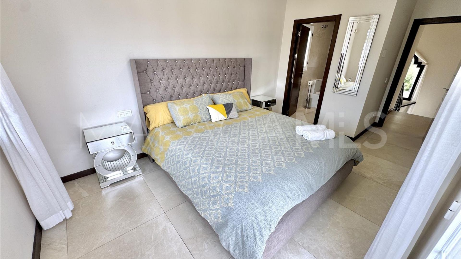 Villa for sale in Nueva Andalucia