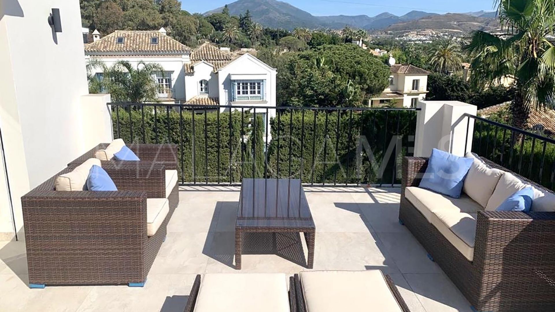 Villa for sale in Nueva Andalucia